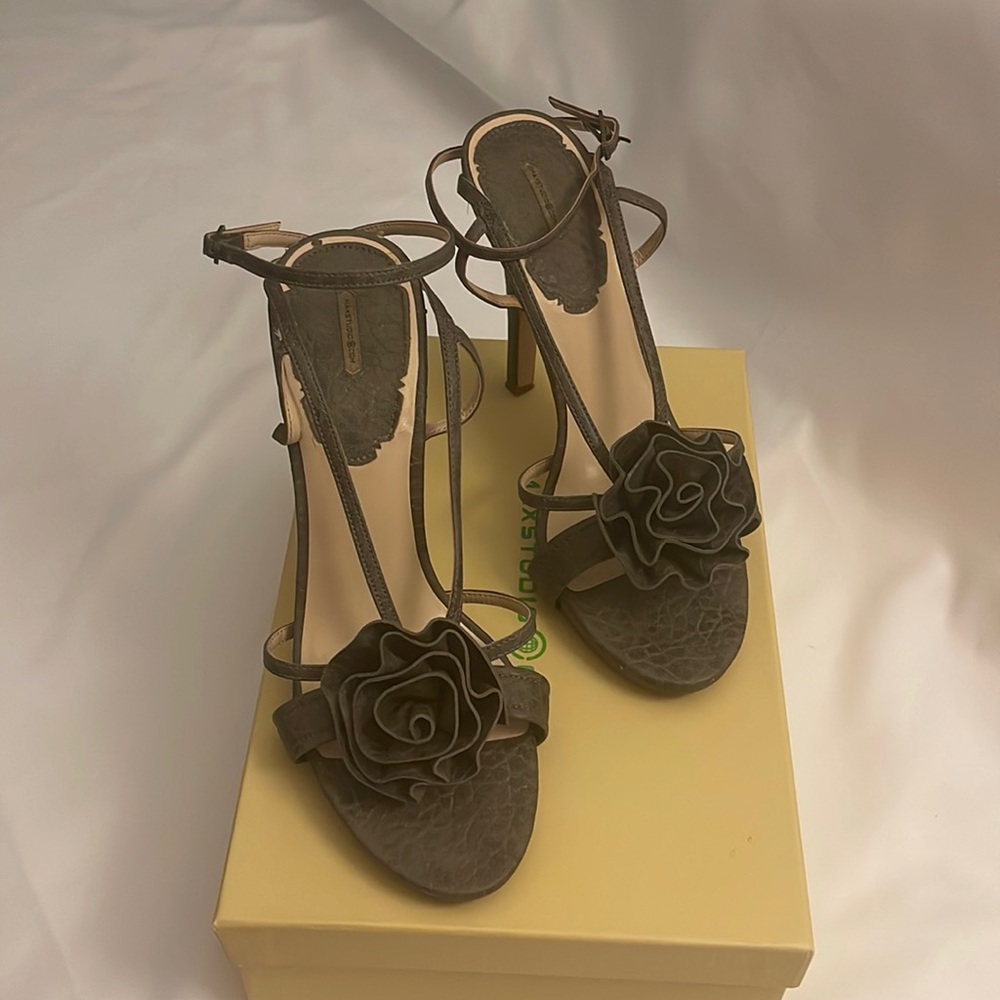 Olive green flower adorned heel size 9.5